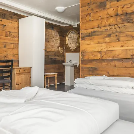 Rorbuer Hostel Kabelvag